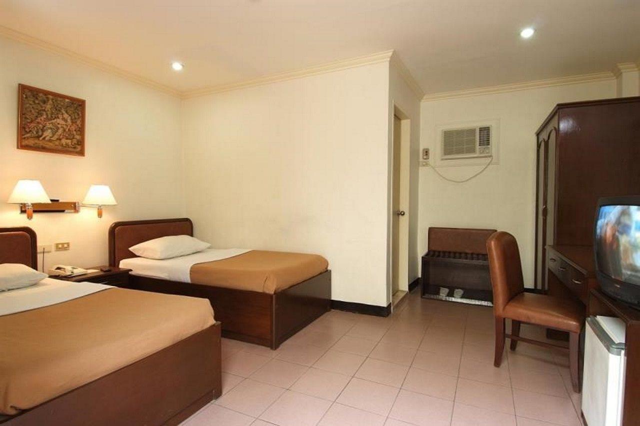 Diplomat Hotel Cebu Stadt Zimmer foto